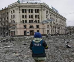 Сьогодні, у День журналіста, хочу подякувати кожному з вас, хто доносить слово правди, хто протидіє російській агресії в інформаційному полі. Мужності вам та сил у цій боротьбі.   Україна обов&rsquo;язково переможе!  Фото: Pavel Dorogoy/Depositphotos