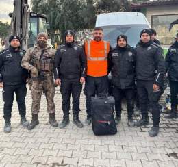 Hatay&rsquo;da g&ouml;revli Konya B&uuml;y&uuml;kşehir Belediyesi &ccedil;alışanı Mehmet &Ouml;zber Uslu, enkazda bulduğu 4 milyon dolar dolu &ccedil;antayı Polise teslim etmiş.    Ahmet Nur &Ccedil;ebi, Turgay, D&uuml;nya Kupası, Senin Allah, EN B&U