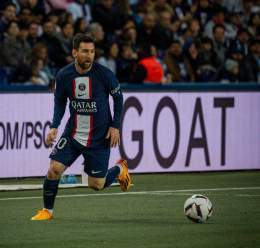 If PSG win their next game, they will be crowned Ligue 1 Champions for the record 11th time &amp; Leo Messi will become the joint player(same as Dani Alves - 43) with most trophies in football history .  #AllezParis #AllezLeo