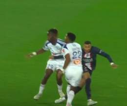 PTDRRR IL FAIT DU SURF SUR SA CHEVILLE ET L'ARBITRE SORT PAS LE ROUGE ???  #PSGRCSA