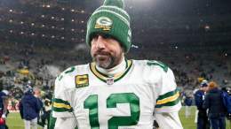 #Packers QB Aaron Rodgers' thumb injury is actually more serious than previously known. Sources describe it as an avulsion fracture. Incredible he's playing through it.  My story: