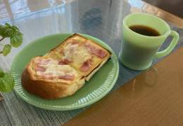 おは～よんよん\u266c 良い天気(*'\u25bd') 定番のベーコン、チーズトースト食べるヨンｗ 月末なので ノートレード予定ｗ