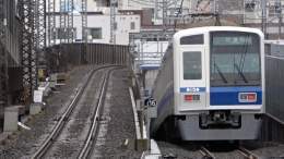 西武6000系が東急新横浜線初入線  　3月13日、西武6000系6158Fが、東急線で試運転(46K)を行いました。開業まであと5日と迫る中、東急新横浜線初入線です。渋谷〜新横浜間を数往復しました。 　なお、西武鉄道は直通する予定はなく、開業時点での定期ダイヤでは乗り入れません。  日吉駅にて