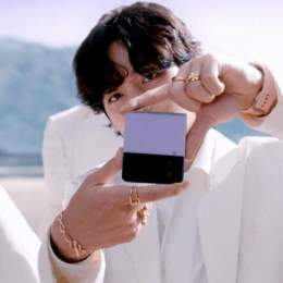 We  #V and think he deserves the best. What&rsquo;s your favorite V moment? Quote RT with your fave V pic! #GalaxyxBTS  @BTS_twt