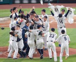 【#本日のベストショット】　 #侍ジャパン WBC優勝！歓喜の輪で #岡本和真 #大城卓三 #大勢 #戸郷翔征 選手の巨人侍たちも喜び爆発。大勢投手は離脱した栗林投手のユニホームを手に（撮影・長尾みなみ）  #WorldBaseballClassic  #giants #ジャイアンツ #サンスポ