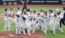 【#本日のベストショット】　 #侍ジャパン WBC優勝！歓喜の輪その\u2461   #岡本和真 #大城卓三 #大勢 #戸郷翔征 選手の巨人侍たちも喜び爆発。岡本選手は周東選手とジャンプ！戸郷投手は空に向かってガッツポーズ（撮影・長尾みなみ）  #WorldBaseballClassic  #giants #ジャイアンツ #サンスポ