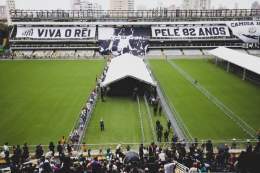 Assim como sempre desejou, o nosso eterno Rei Pel&eacute; se despede na Vila Belmiro, sua casa, junto de seu povo.