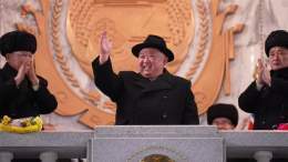 【現時点では、昨年１１月１８日の火星１７号の射撃に酷似&rarr;北朝鮮が発射　弾道ミサイルはICBM級　日本のEEZ内に落下か】 金正日の誕生日の２月１６日に、２月下旬に実施予定の米韓合同演習への反発含めて撃つ予定だったものを、天候の関係で延期した可能性も。固体燃料か？