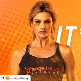 Erin Andrews Nude in Peephole Leaked Video - Scandal Planet