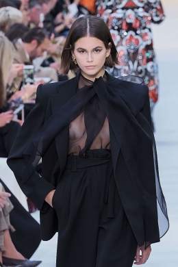 Kaia Gerber Nude LEAKED Pics, Topless on the Runway &amp; Porn