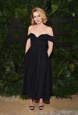 Elizabeth Lail Nude & Topless Pics And Sex Scenes - Scandal Planet