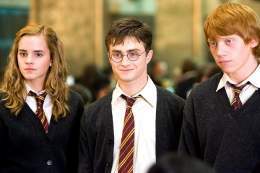 Warner Bros. опровергла сообщения о создании нового фильма о Гарри Поттере.  Ранее британские СМИ сообщили, что студия выпустит адаптацию пьесы &laquo;Гарри Поттер и проклятое дитя&raquo;. Увы, представители Warner Bros. назвали это ложью.  Ну что, з
