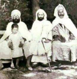 | Shaykh Ibn Badis accompagn&eacute; de Khayr Al Din Al Biskri et d'Abderahman Ibn Bibi &agrave; Qsar Ettir (Ain Oulmane) en 1934.
