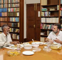 Rameshwar Ji, a vegetable vendor of Azadpur Mandi, expressed his wishes to meet @RahulGandhi Ji in this interview.   He knows that Modi is the Prime Minister and he can help him in every possible way but still, Rameshwar Ji wanted to meet Rahul Gandh