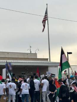 \ud83d\udd34 مظاهرة أمام القنصلية الأمريكية بجوهانسبرغ في جنوب أفريقيا رفضاً للدعم الأمريكي لكيان الاحتلال في حربه على غزة