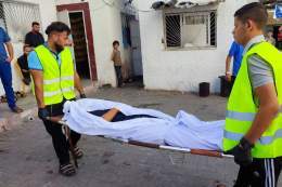 بالصور: شهداء ومصابون جراء استهداف من المدفعية الإسرائيلية غرب مخيم جباليا شمال غزة.