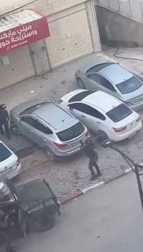 قوات الاحتلال تفتش المركبات في محيط مستشفى إبن سينا خلال العملية العسكرية المستمرة بجنين ومخيمها.