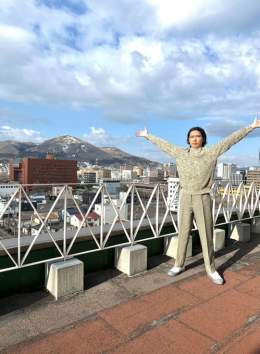 【柄本号 爆走中】 目の前に広がった函館山と一緒の #柄本佑 さん。  函館の空気や光の感じが好き。 以前、撮影に来た時に函館山が大好きで3回くらい登りに行っている。  とのことです。  函館の皆様、ありがとうございました。 『#シン・仮面ライダー 』御期待ください。  #シン・仮面ライダー爆走