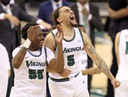 3/6 CBB CARD:  Cleveland St -2 (-110) 2.5U Hofstra/Furman MLP (+104) 2U BYU +7 (-110) 1.5U Oral Roberts 1H -7.5 (-107) 1U  Show some love y&rsquo;all! Looking to get back in the groove. Drop some  in the comments if tailing! #GamblingTwitter