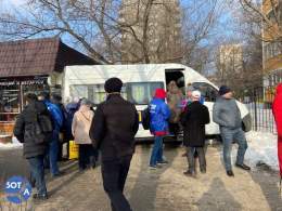 На выходе из метро стоят автозаки, внутри синего электробуса спят полицейские. Часть массовки подходит к микроавтобусу ЛДПР, чтобы сдать билеты и отметиться в списках.   22 февраля в &laquo;Лужниках&raquo; пройдет митинг-концерт с участием российских