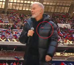 Газманов заклеил логотип Prada на своем пуховике за 340 000 рублей, чтобы спеть в Лужниках песню &laquo;Господа офицеры&raquo;