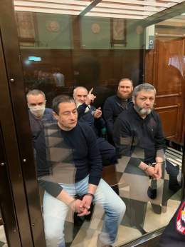 Мосгорсуд приговорил экс-сенатора Рауфа Арашукова и его отца, экс-советника гендиректора &laquo;Газпром межрегионгаза&raquo;, Рауля Арашукова к пожизненному заключению, &mdash; РБК.  Арашуковых обвинили в двух убийствах и создании ОПГ.  На фото Арашу