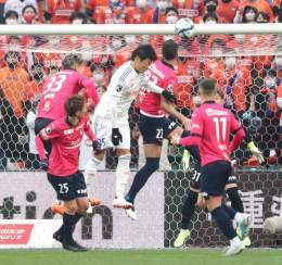 #アルビレックス新潟 は #Ｃ大阪 との開幕戦を２―２で引き分けました。写真は同点ゴールを決めた #千葉和彦 選手。自分より身長が４㌢高いヨニッチ選手に競り勝ちました。本日付 #スポニチ新潟版 は１面で掲載しています。ぜひお手に取ってお読み下さい。