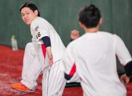 【侍ジャパン練習から】 2019年のUｰ18日本代表でチームメートだった佐々木選手と宮城選手。ランメニューではリレーのバトン練習？するなど、仲の良さがうかがえました（撮影・木村　揚輔） #宮城大弥 #佐々木朗希  #侍ジャパン
