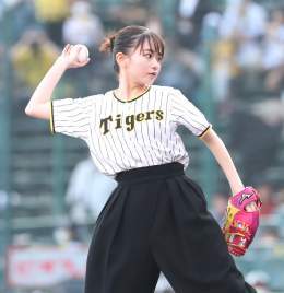 ファーストピッチを行ったのは女優の #山田杏奈 さん。終わった後はベンチにも一礼し、#糸井嘉男 選手は優しいまなざしを向けていました。#阪神
