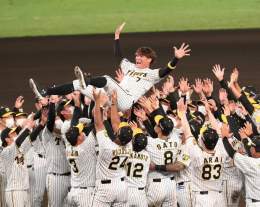 引退セレモニーで胴上げされる #糸井嘉男 選手！
