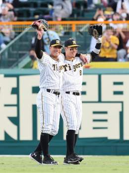 シートノックで仲良くライトの守備に就く #糸井嘉男 選手と #佐藤輝明 選手。
