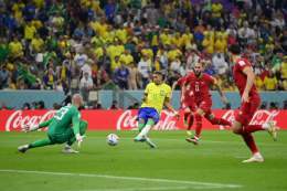 @MalikOuzia_: "If you're Raphinha, and you've got the kind of attacking talent #BRA have queuing up behind you on the bench, I'm not sure you can be missing two chances like that."  LIVE:   #FIFAWorldCup | #Qatar2022 | #BRASRB