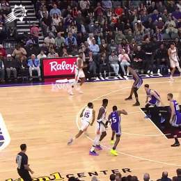 .@DeandreAyton with the spin move
