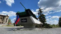 New footage of #RussianArmy presence inside Lyman/Лиман city after the end of the battle, just at the monument of the fallen during the Great Patriotic War (1941-1945) [location: 48&deg;58'43.9"N 37&deg;48'56.7"E]