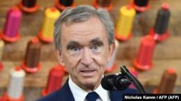 Глава французской группы LVMH, производитель предметов роскоши Бернар Арно вновь возглавил ежегодный рейтинг богатейших людей мира по версии Forbe
