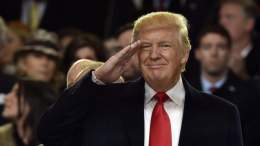 Бывший президент США Дональд Трамп взят под стражу в офисе окружного прокурора Манхэттена, сообщает CNN. В ближайшее время Трампа должны доставить в зал суда, где ему будет предъявлено официальное обвинение в финансовых махинациях.