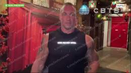 Джо Байден пощупал оператора Первого канала  Юрий Шолмов познакомился с президентом США чуть ближе, чем рассчитывал. Джо не устоял перед его бицепсами и подошёл их потрогать:  &laquo;Меня крайне настораживают бицепсы этого парня. Они больше моих икр!