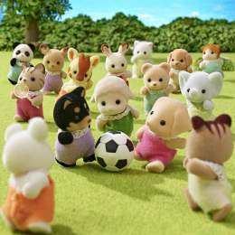 赤ちゃんたちみんなでサッカー  「シュートだ！」 「ゴールどこ？」 「あっちかな？」  みんながボールに集まってきて、どこがゴールか分からなくなっちゃったみたい！ ゴールがどこかチェックしないと  #シルバニアファミリー #シルバニア #サッカー #応援 #シュート #ゴール #キャンディ