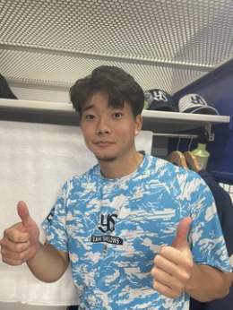 すわほー ナオnice8勝目　キャッチボールの相棒 ムーさんnice勝利打点　さすがのひとこと スコットniceピシャリ　凄みが増してます 通訳の久野さんとのツーショ マリモ、がんばれ　ふんばれ 明日もあるぞ  東京シリーズin京セラ明日もあります！  #木澤尚文 #中村悠平 #マクガフ #久野通訳