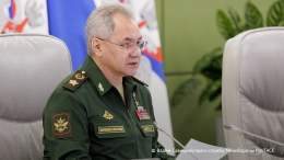 Министр обороны РФ Сергей Шойгу находится в Кремле, где вскоре пройдет встреча Владимира Путина с военными и правоохранителями, останавливавшими вооруженный мятеж, передает наш корреспондент: