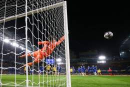 Kepa Arrizabalaga is the ONLY goalkeeper currently with an 80% save percentage in both the UEFA Champions League and his respective league.  #CFC #UCL  (@MozoFootball)