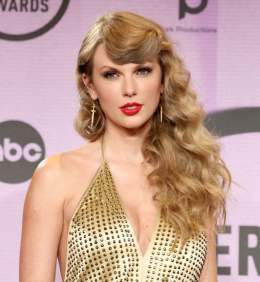 | @TaylorSwift13 crowns as the #1 Most Viral Artist Globaly in 2022 #SpotifyWrapped