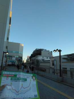 死者がふえています 鶴見駅で10枚くらい配りました Mさんも配りました。 帰ると自宅マンションの管理人さんが急に話しかけて、うつのやめたよと言いました。おはよう以外話したことないので戸惑っていたら、駅で配ってたでしょ、私チラシを見せて友達にもやめてもらったよがんばってねと言っていました