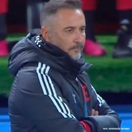 &Eacute;, V&iacute;tor Pereira... Menos de cinco minutos de jogo e 1 a 0 para o Al-Hilal contra o Flamengo pelo #MundialNaTNTSports...