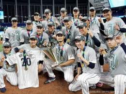 @nino_honmono_j  #岡本和真、#大城卓三、#戸郷翔征、#大勢、4選手にグータッチしてあげてください  記念撮影でも #大勢は塩  #侍ジャパン #WBC #優勝 #世界一 #おめでとう #奪回 #ジャイアンツ #巨人 #giants #プロ野球