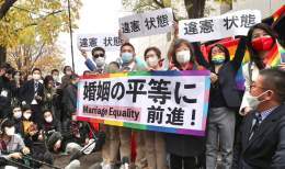 同性婚訴訟、東京地裁が請求を棄却　憲法24条2項について「違憲状態」と判断  東京地裁（池原桃子裁判長）は「法制度が存在しないことは重大な脅威で、個人の尊厳に照らして合理的理由はない」と憲法24条2項に反する「違憲状態」との判断を示した。