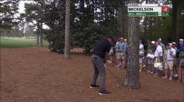 LMAO. Phil Mickelson right handed on No. 14. #TheMasters