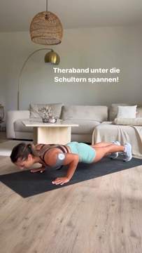 So lernst du deinen ersten Push-Up \ud83d\ude4c\ud83c\udffbSchnapp dir ein Theraband und spann es dir direkt unter die Schultern. So entlastest du die Muskulatur und schafft deinen ersten Push-Up viel leichter. Umso st&auml;rker das Band, umso leicht