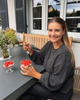 Anzeige. Ihr seid auf der Suche nach einem Rezept f&uuml;r einen fruchtig, leckeren Nachtisch? Dann passt auf \ud83d\ude4c\ud83c\udffb Hier kommt das Rezept f&uuml;r ein veganes Erdbeer-Dessert \ud83c\udf31 \ud83c\udf53 Ihr braucht f&uuml;r den Boden
