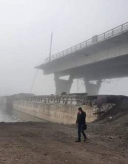 Антоновский мост  взорван . Сколько своих  солдат они оставили  там ?
